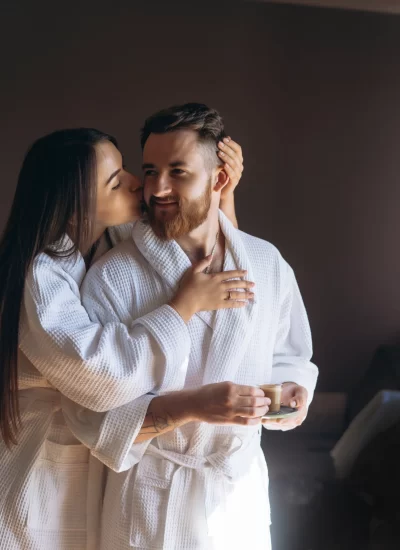 Déjate envolver por la luz y armonía del Plan Hikari. Incluye masajes con esferas, piedras volcánicas, exfoliación corporal y una mascarilla revitalizante, acompañados de jacuzzi, musicoterapia y aromaterapia. Un espacio único para recargar energía y vivir un instante de serenidad con quien más quieres.