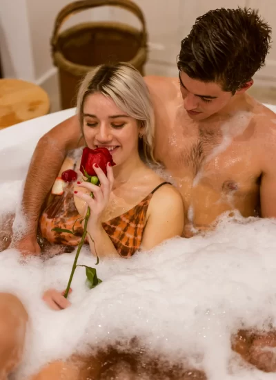 Nuestra experiencia más completa y lujosa. El Plan Origo reúne lo mejor del bienestar con una combinación de masajes relajantes, con bambú, cocos, esferas y masaje craneal. A esto se suma una envoltura revitalizante, sauna herbal, jacuzzi y cocteles, en un ambiente mágico lleno de detalles. Tres horas de conexión, relajación y cuidado.